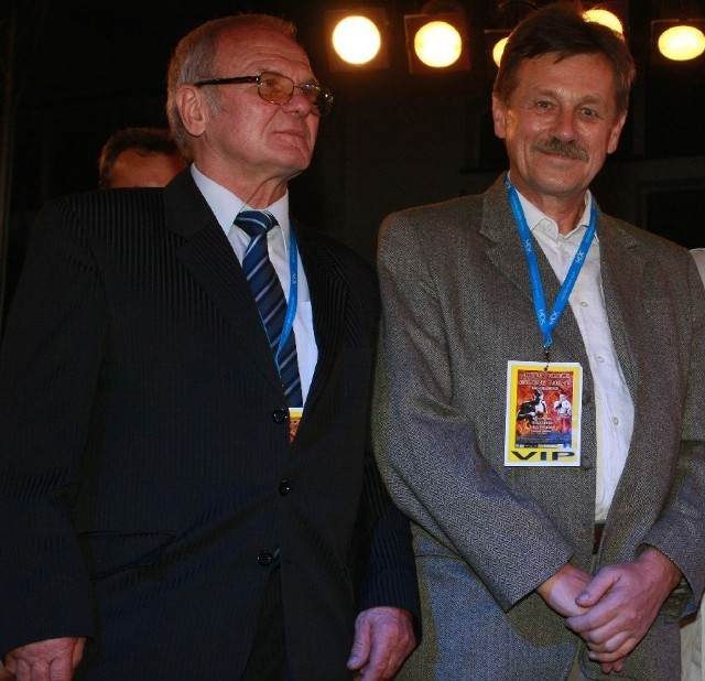Podczas bokserskiej gali komisarz Marian Sierpatowski (z prawej) brylował na ringu w towarzystwie legendarnego pięściarza Jerzego Kuleja.