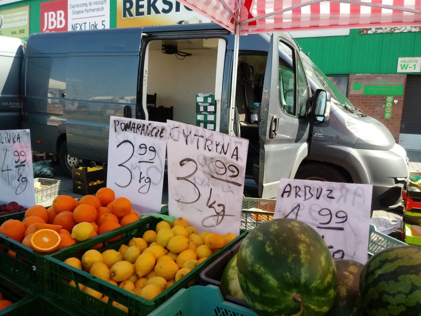 Białystok. Nawet dwa razy taniej niż w supermarkecie? Zobacz ceny warzyw i owoców na giełdzie przy Andersa (zdjęcia)