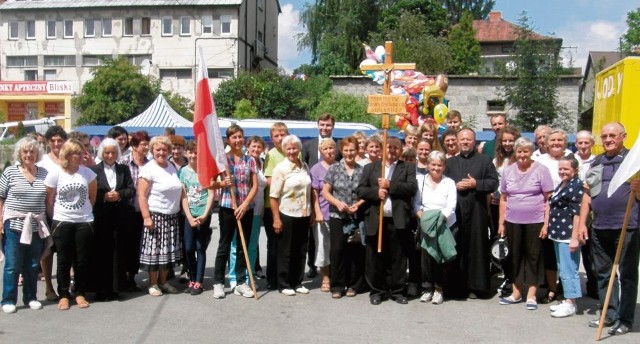 Pielgrzymi ze Skalbmierza wędrują na św. Jakuba do Pałecznicy  szlakiem z muszelkami