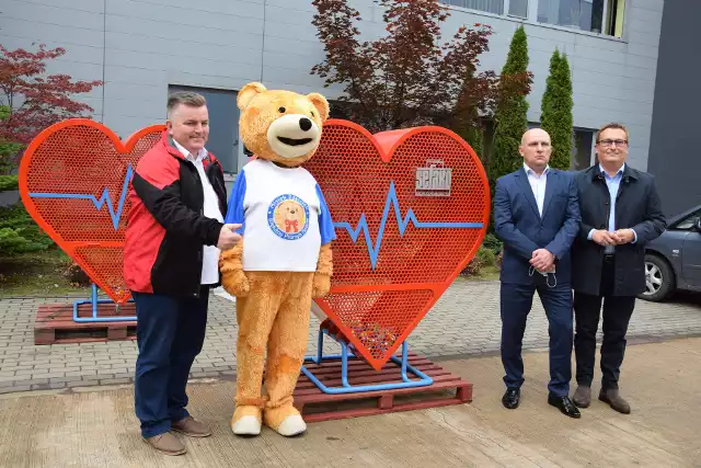 Uroczyste przekazanie czterech metalowych serc od Fabryki Kotłów Sefako dla Fundacji Miśka Zdziśka oraz miasta i gminy Nowy Korczyn.