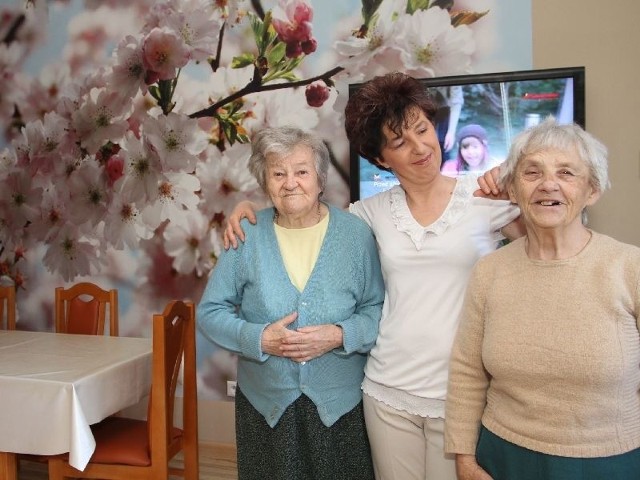 Elżbieta Urbaniak dba o to, aby każdy czuł się kochany i potrzebny, na zdjęciu z Natalią Kozak i Marianną Kierzkowską.