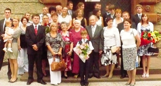 Maria i Sylwester Pyrz (w środku) podczas uroczystości obchodów 60 rocznicy zawarcia związku małżeńskiego z rodziną przed wejściem do zamku w Baranowie Sandomierskim.