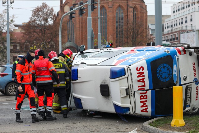 - To nie nasz pojazd, a prywatna karetka. Na skutek wypadku nie proszono nas o pomoc, z relacji uczestników wynika, że pomoc ratowników nie była potrzebna - mówi Paulina Targaszewska, rzecznik Wojewódzkiej Stacji Pogotowia Ratunkowego w Szczecinie.