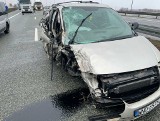 Rozbił kompletnie auto na S1 w Wojkowicach Kościelnych. To cud, że przeżył. Wjechał w dwie ciężarówki