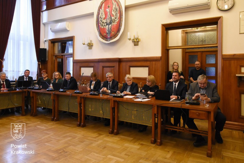 Radni i Zarząd Powiatu Krakowskiego na sesji budżetowej