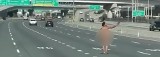 Roznegliżowana kobieta wstrzymała ruch na autostradzie. Strzelała do samochodów - WIDEO