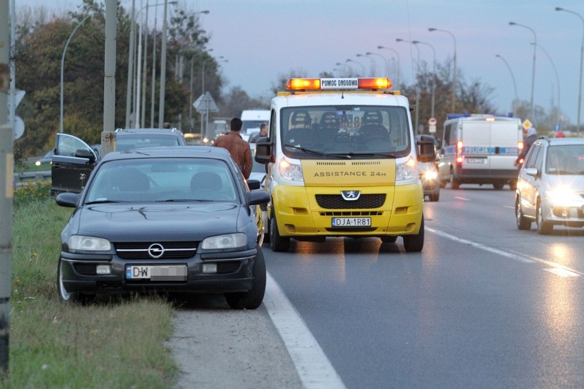 Karambol na al. Karkonoskiej. Pięć osób poszkodowanych w zderzeniu sześciu samochodów (ZDJĘCIA)