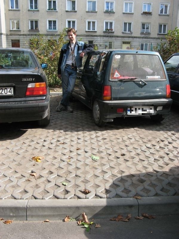 Ten kierowca tico też miał problem z wjechaniem na parking.