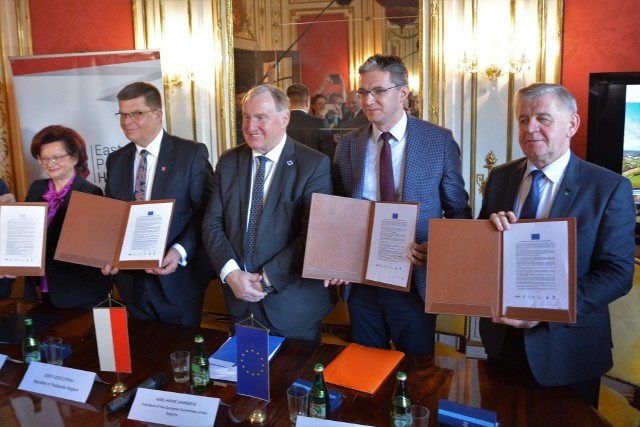 Marszałek województwa Adam Jarubas (drugi z prawej) podczas podpisania deklaracji przystąpienia Świętokrzyskiego do inicjatywy #CohesionAlliance w Brukseli.
