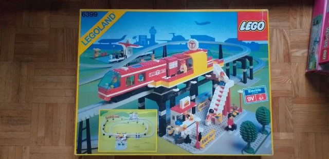 Klocki LEGO Klocki LEGO z lat 90. to prawdziwa gratka dla kolekcjonerów. Ceny zestawów osiągają zawrotne kwoty nawet 3500 zł. Ważne, aby klocki były kompletne i posiadały oryginalną instrukcję. Hitem jest zestaw LEGO 6399 Airport Shuttle z 1990. Zapłacimy za niego ok. 3000 zł. 