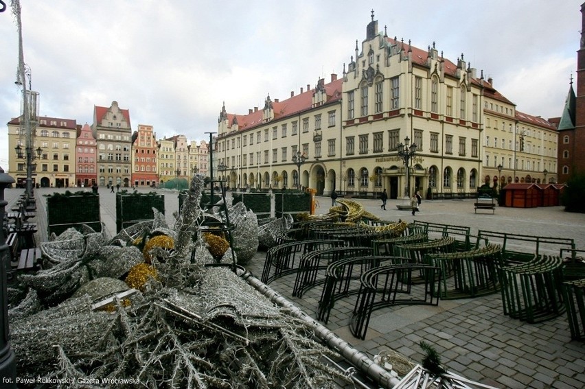 Wrocław, w Rynku powstaje 20-metrowa choinka