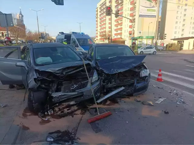 Wypadek na skrzyżowaniu Hallera z Gajową w Białymstoku. Volkswagen zderzył się z oplem