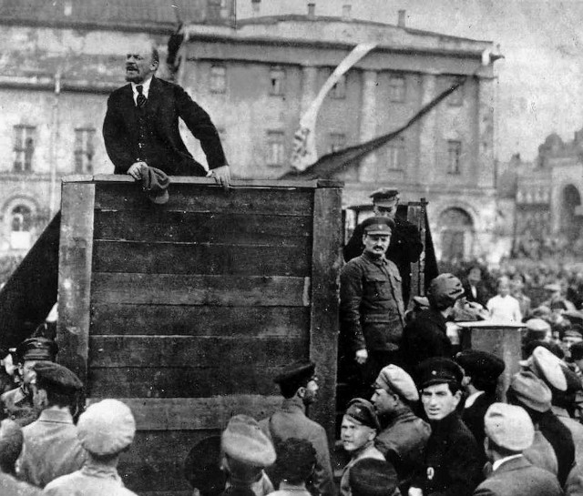 Lenin przemawia, oparty o trybunę Lew Trocki, plac Teatralny w Moskwie, 5 maja 1920 r.