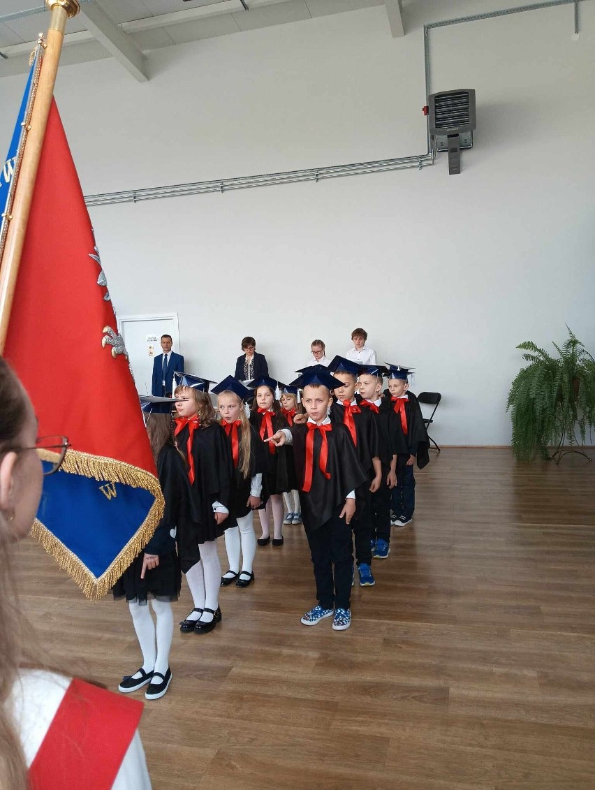 Uroczysta akademia z okazji Dnia Edukacji Narodowej w Szkole Podstawowej w Gierlachowie, w gminie Dwikozy. Zobacz zdjęcia 