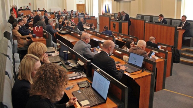 Układ głosów w sejmiku obecnie to remis. 18 do 18. W sprawach budżetowych i prognozy finansowej koalicja Bezpartyjnych i PiS-u uzyskała większość głosami m.in. Koalicji Obywatelskiej.