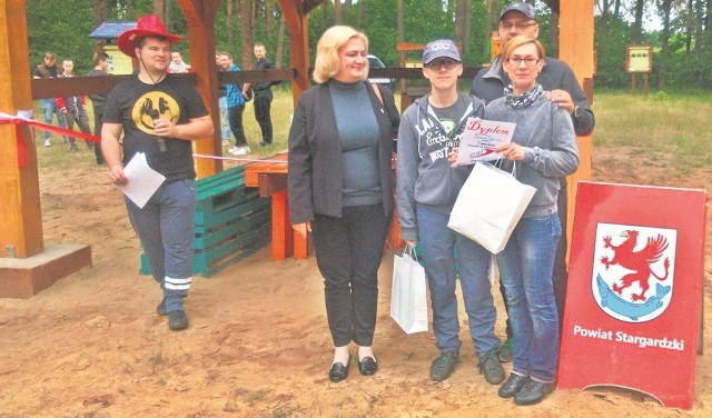 Sobotnie Eko-Wakacje na Bobrowej Polanie. Na zdjęciu z organizatorami zdobywcy III miejsca w rajdzie Eco Race, który składał się z trzech dyscyplin, kajakarstwa, marszu i biegu na orientację