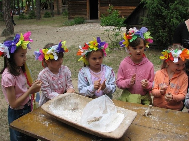 Dziewczynki z kadzidlańskiej "zerówki" przyszły na warsztaty w wieńcach przygotowanych na Dzień Matki