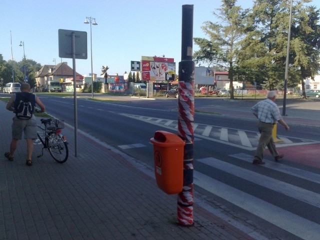 Lampa na rogu ulic Wyszyńskiego i Kamienna po pracach zabezpieczających.