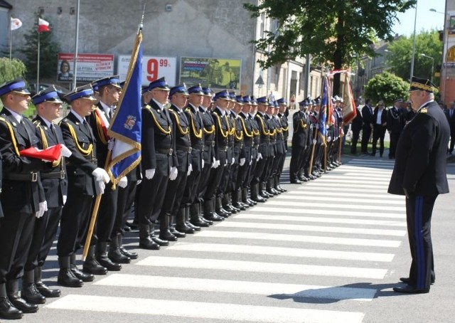 Przeglądu oddziałów przed rozpoczęciem uroczystego apelu dokonał komendant mazowiecki Państwowej Straży Pożarnej generał Gustaw Mikołajczyk. 