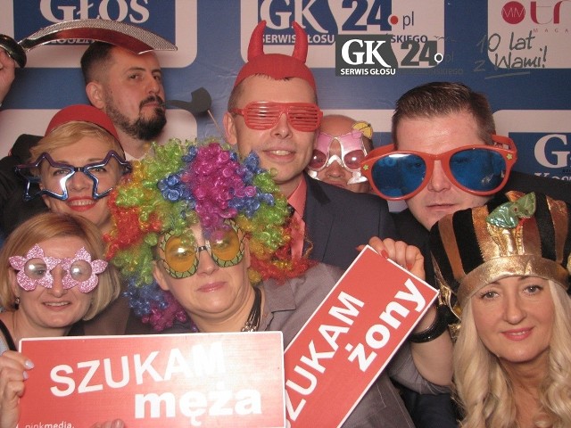 W minioną sobotę odbył się Bal Sportu Głosu Koszalińskiego. Jak podczas imprezy bawili się zaproszeni goście? Zobaczcie zdjęcia wykonane w fotobudce.Zobacz także Gala Sportu Głosu KoszalińskiegoZapraszamy Was nie tylko po najświeższe newsy. Przed nami dwa tygodnie świętowania 10 urodzin, których nie wyobrażamy sobie obchodzić bez Was! Będzie mnóstwo zabawy, filmów, wspomnień, a przede wszystkim wspólnej zabawy i konkursów. Jakich? Z nagrodami oczywiście! Wymyślicie dla nas najoryginalniejsze życzenia urodzinowe, zaprojektujecie koszulkę, pokażecie, co robiliście przed 10. laty, a na koniec wspólnie wybierzemy najważniejsze wydarzenia 10-lecia. [sc]Poznajmy się bliżej, zostańcie z nami.[/sc]