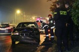 Wrocław: Bmw uderzyło w latarnię na Hallera. 18-latek stracił panowanie nad autem (ZDJĘCIA)