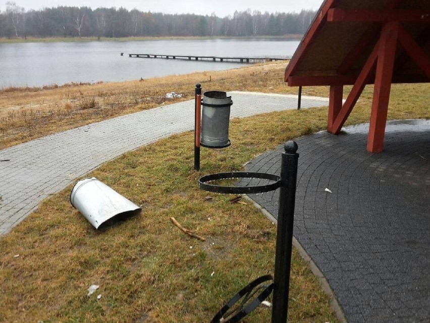 Zniszczono ławki nad łazowskim zalewem