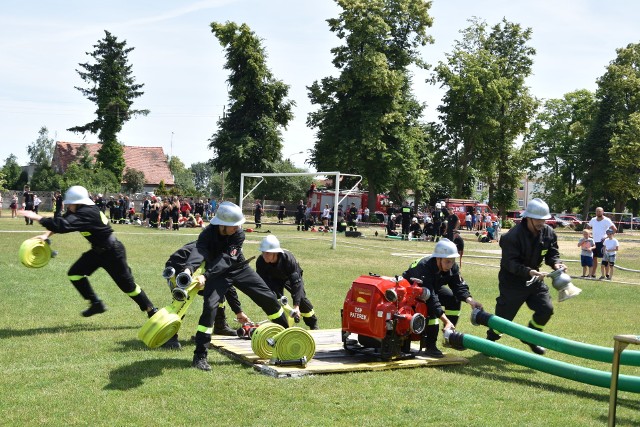 Tak druhowie z OSP Drzewianowo prezentowali się w ćwiczeniach bojowych podczas gminnych zawodów sportowo-pożarniczych w Mroczy. Byli najlepsi w kategorii kobiet i mężczyzn