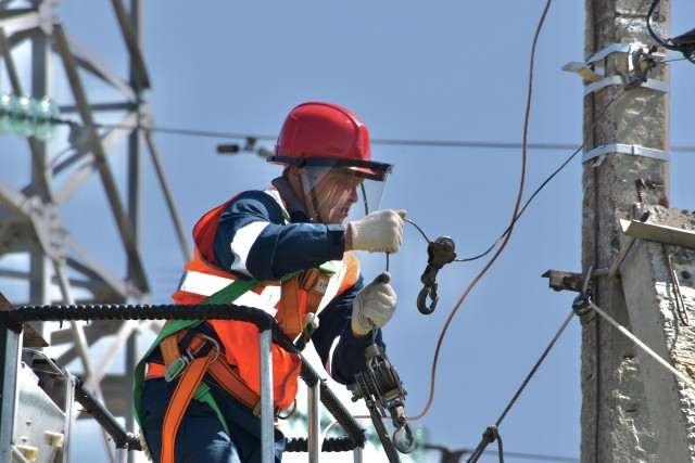 Dziś nie będzie prądu w wielu miejscowościach woj. śląskiego. Tauron Dystrybucja zaplanował przerwy w dostawach energii elektrycznej.To ważne, żeby zapoznać się z planowanymi wyłączeniami prądu. Szczególnie teraz, gdy podczas pandemii większość czasu spędzamy w domu - tutaj się uczymy i pracujemy. Bez prądu może być to niemożliwe, dlatego warto już znaleźć plan awaryjny, gdyby wspomniane wyłączenie prądu trwało dłużej, niż jest to zaplanowane. A to może się zdarzyć, bo czasem naprawy lub konswerwacje sieci mogą potrwać trochę dłużej. Jednak to wszystko jest robione po to, byśmy mogli bezpiecznie i bez awarii korzystać z oświetlenia i prądu w naszym mieszkaniu czy domu. Przygotowaliśmy listę planowanych wyłączeń prądu w województwie śląskim. Sprawdź, gdzie i kiedy zabraknie prądu w twoim powiecie lub mieście. Przesuń zdjęcia w prawo - wciśnij strzałkę lub przycisk NASTĘPNE