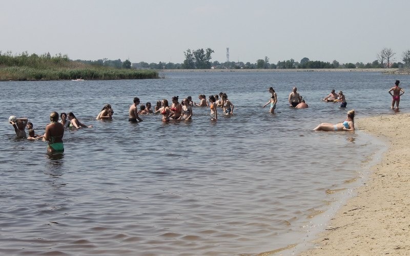 Teren kąpieliska jest wyznaczony. Dwóch ratowników będzie...