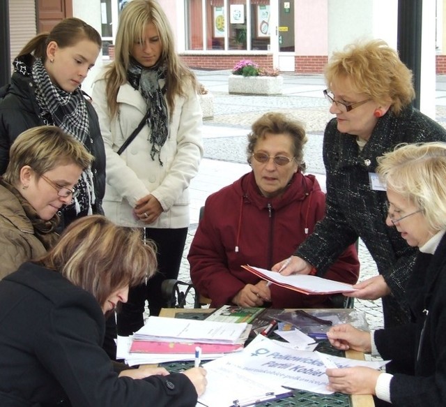 Zainteresowanie akcją było duże. Podpisy zbierały (od prawej) Aleksandra Sokołowska, Danuta Smok-Budas i Stanisława Kamińska.