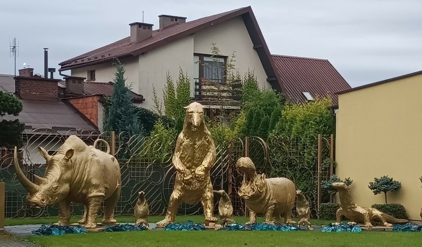 Złote rzeźby w ogrodzie