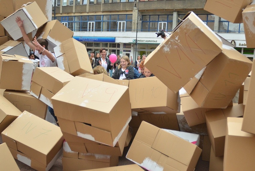 Happening na Pasażu Schillera. Dzieci z autyzmem mają swoje miejsce w szkole [ZDJĘCIA]