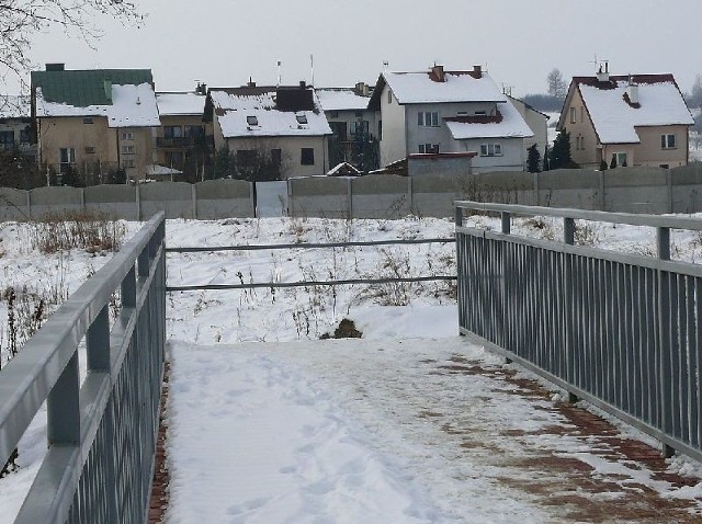 Do osiedla Oględowska niby blisko, a nadal daleko. Kładka na Czarnej wybudowana trzy lata temu miała połączyć Osiedle z centrum miasta. Na razie prowadzi donikąd.