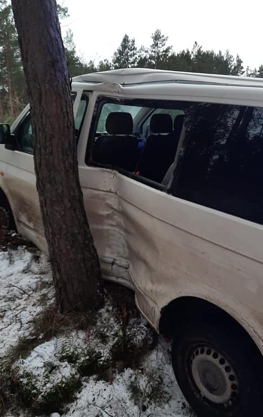 Wypadek w gminie Jednorożec. Bus wypadł z trasy i uderzył w drzewo. 27.1.2021. Zdjęcia