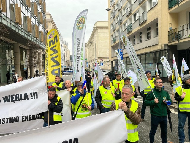 Związkowcy z kopalni i Elektrowni Bełchatów manifestowali w Warszawie