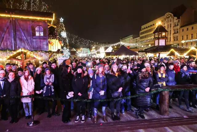 W sobotę, 18 grudnia tłum poznaniaków odśpiewał "Cichą noc" na placu Wolności.Kolejne zdjęcie --->