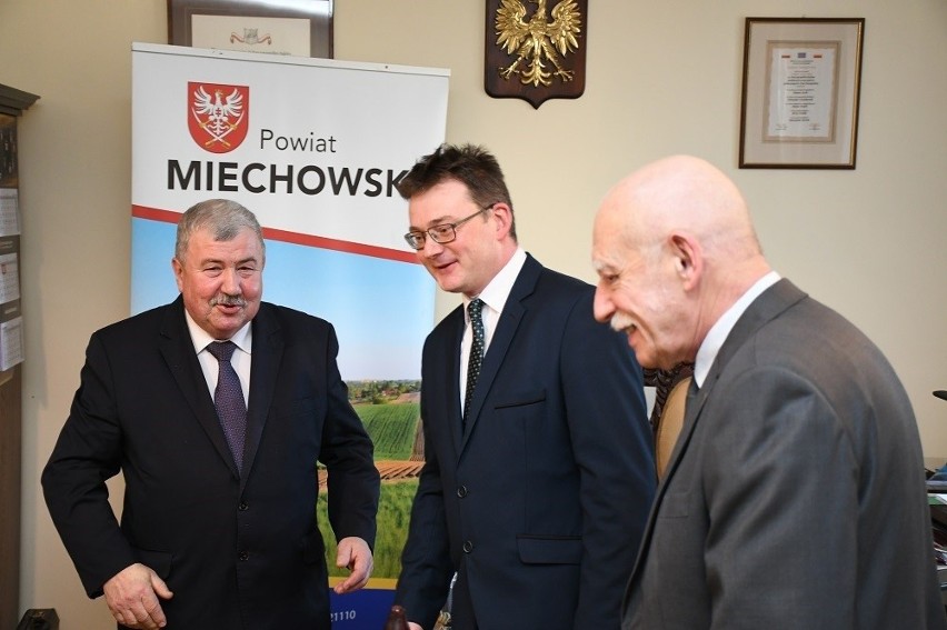 Na zdjęciu od lewej starosta miechowski Jacek Kobyłka, nowym...