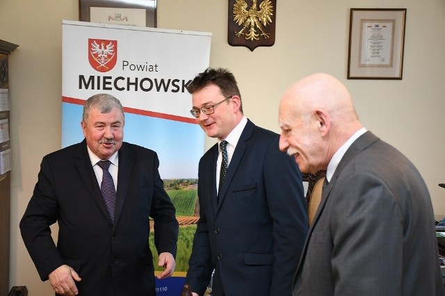 Na zdjęciu od lewej starosta miechowski Jacek Kobyłka, nowym dyrektor Muzeum Ziemi Miechowskiej Marcin Florek i odchodzący na emeryturę Włodzimierz Barczyński