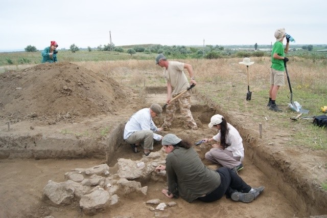 Grupa z Polski odsłania eneolityczny krąg na stanowisku w Orłowce. W górnym rogu &#8211; jeden ze znalezionych tam pochówków.