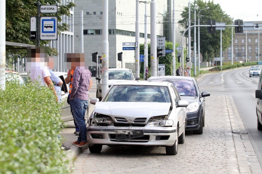 Wrocław: Wypadek na Wyszyńskiego. Sprawca bez uprawnień (ZDJĘCIA)