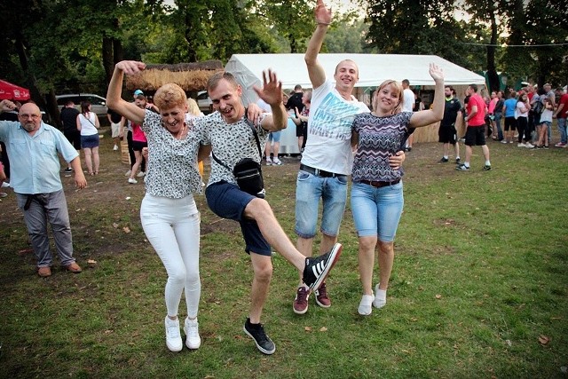 To już drugi raz tego lata, kiedy ekipa Wtórpolu bawiła się na festynie pracowniczym na Rejowie. I tym razem zabawa była świetna. Stoły uginały się od jedzenia i napojów, na scenie grali zespół Wigor Band oraz didżej, a do tańca nie trzeba było namawiać.Atrakcje czekały też na dzieci pracowników Wtórpolu – trampoliny, karuzela, dmuchańce i duże bańki mydlane to tylko niektóre z nich.Pod koniec imprezy niebo nad zalewem Rejów rozświetliły fajerwerki.