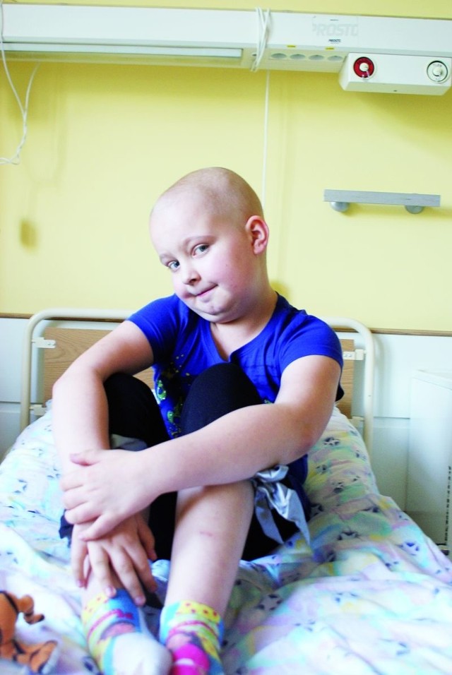 Chora na białaczkę Wiktorka leży w szpitalu. Wróci do domu, gdy rodzice wyremontują mieszkanie, a na to nie mają środków.