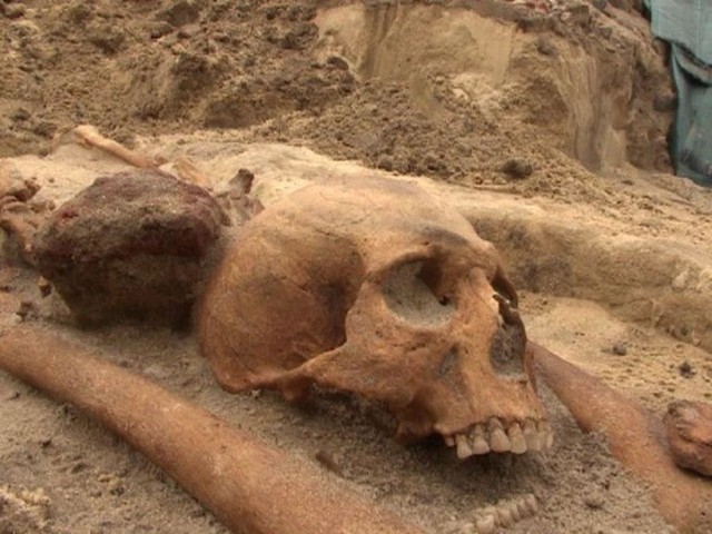 Znaleziono tam 17 szkieletów z obciętymi głowami. Szczątki pochodzą z przełomu XV i XVI wieku.