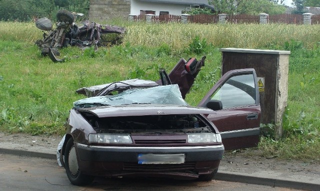 Wypadek wyglądał bardzo dramatycznie. Siła uderzenia była tak duża, że citroen został przecięty na pół.