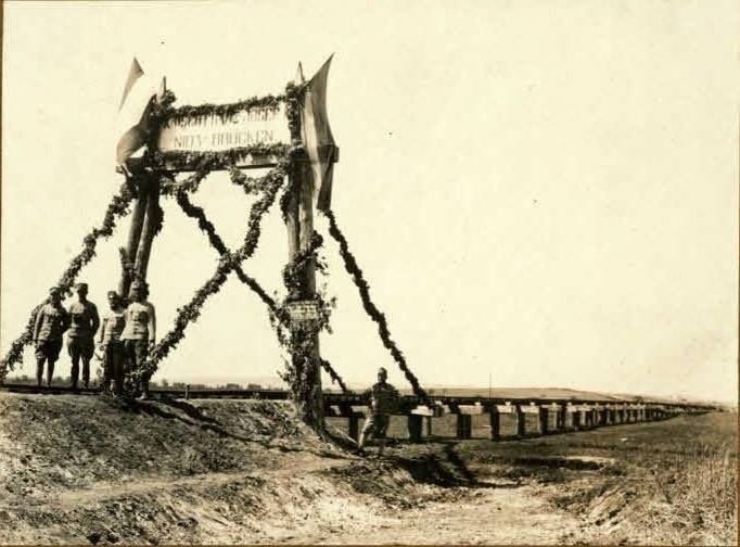 Most na palach w Umianowicach wybudowano w 1915 roku. Ze...