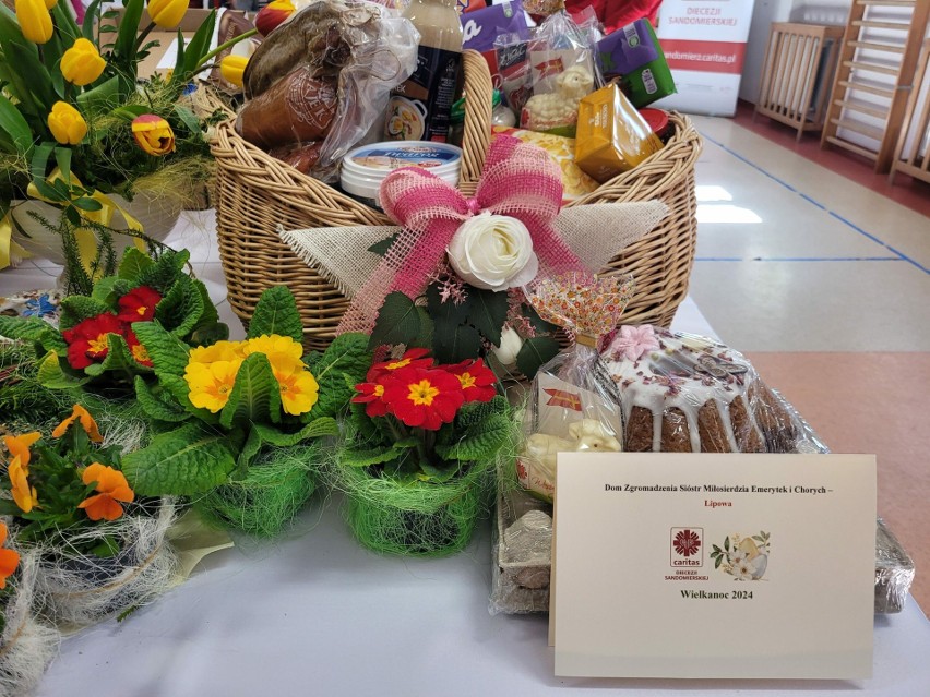 Caritas Diecezji Sandomierskiej przekazała świąteczne paczki schroniskom dla bezdomnych w naszym regionie. Zobacz zdjęcia