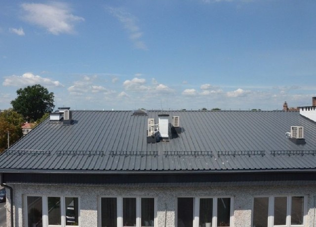 Na budynku pojawił się już nowy dwuspadowy dach kryty blachą trapezową.