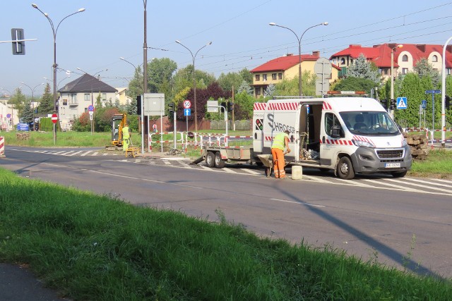 Na drodze wojewódzkiej 910 (al. Kołłątaja) w Będzinie trwa montaż sygnalizacji świetlnej, barierek oraz innych elementów, które mają poprawić bezpieczeństwo pieszychZobacz kolejne zdjęcia/plansze. Przesuwaj zdjęcia w prawo - naciśnij strzałkę lub przycisk NASTĘPNE