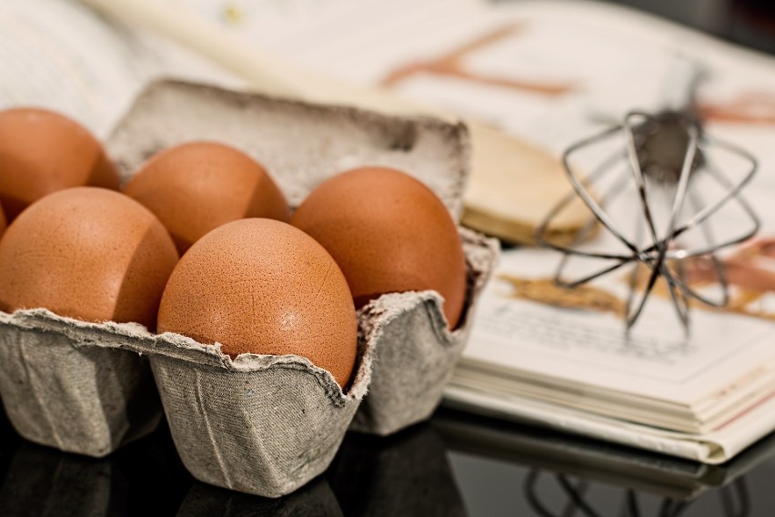 Obecne w jajkach surowe białko, zawiera awidynę - enzym,...