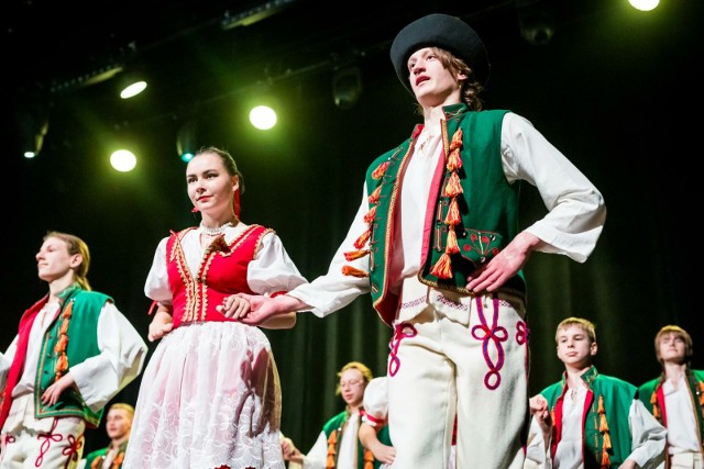 Zespół Pieśni i Tańca "Płomienie", działający przy Młodzieżowym Domu Kultury nr 4, jest znany w Bydgoszczy z wielu imprez i koncertów.
